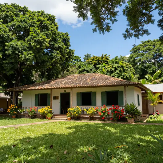 Casa Combu • Pousada: Seu Refúgio em Belém